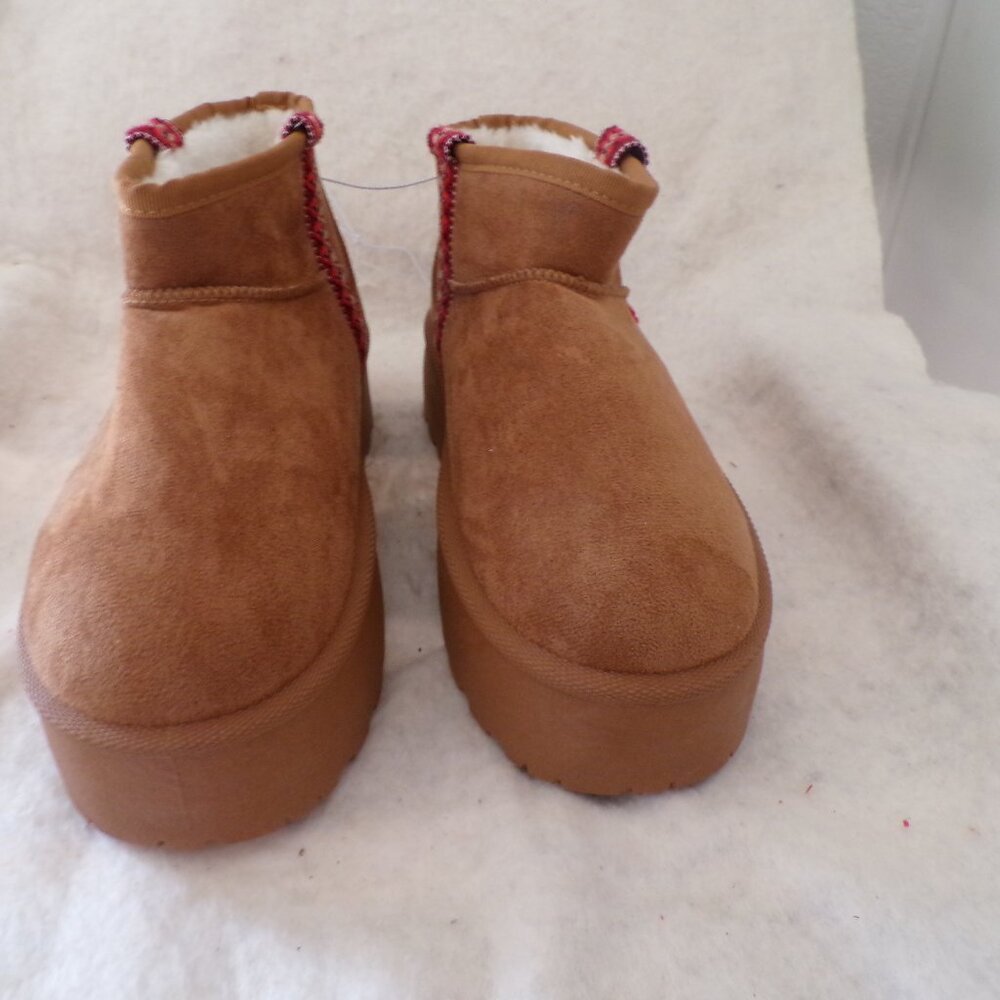 BARGAIN Olivia + Kate Low Slung Faux Fur Lined Platform Women’s Boots Sz 9.5 - Picture 3 of 7